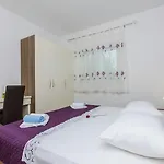 Apartment Family Friendly With A Swimming Pool - 14203