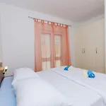 Family Friendly With A Swimming Pool - 14203