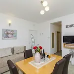 Family Friendly With A Swimming Pool - 14203 Apartment Split