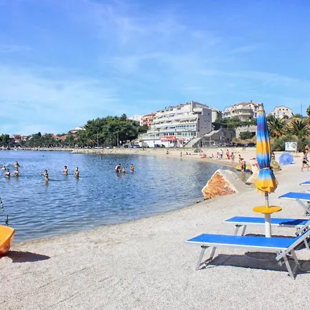 Апартаменты Family Friendly With A Swimming Pool - 14203 Сплит