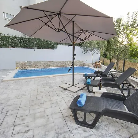 Апартаменты Family Friendly With A Swimming Pool - 14203 *