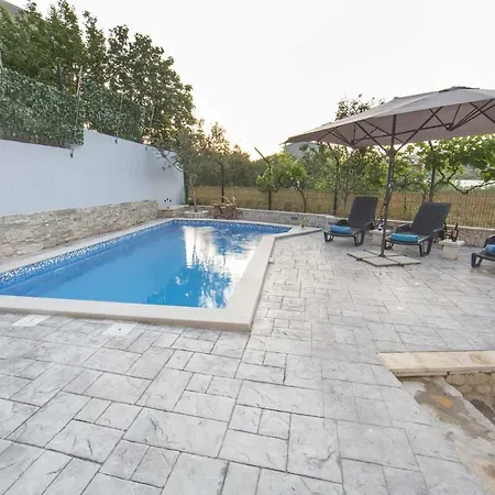 Апартаменты Family Friendly With A Swimming Pool - 14203 Сплит