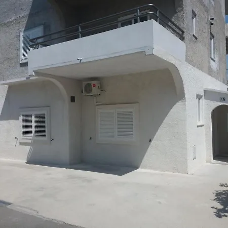 Апартаменты Family Friendly With A Swimming Pool - 14203