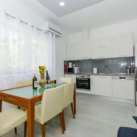 Апартаменты Family Friendly With A Swimming Pool - 14203