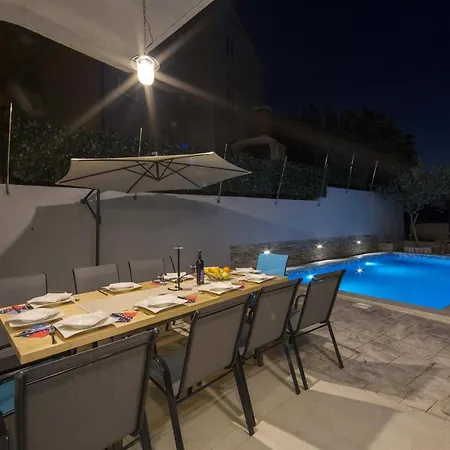 Апартаменты Family Friendly With A Swimming Pool - 14203 *