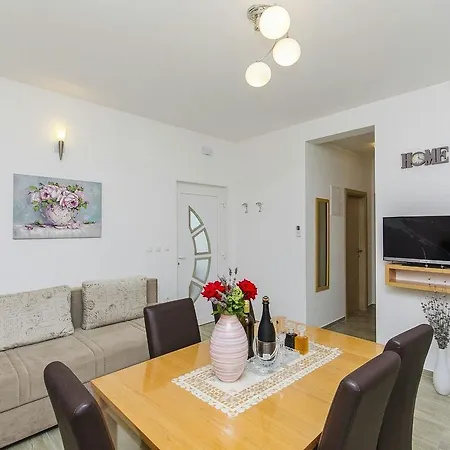 Family Friendly With A Swimming Pool - 14203 Lejlighed Split