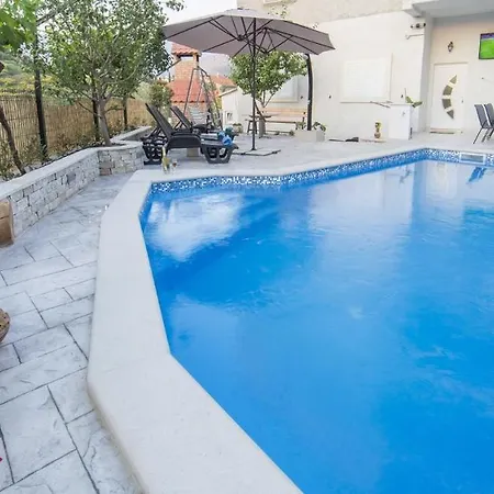 Family Friendly With A Swimming Pool - 14203 * 스플리트