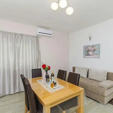 Family Friendly With A Swimming Pool - 14203 * 스플리트