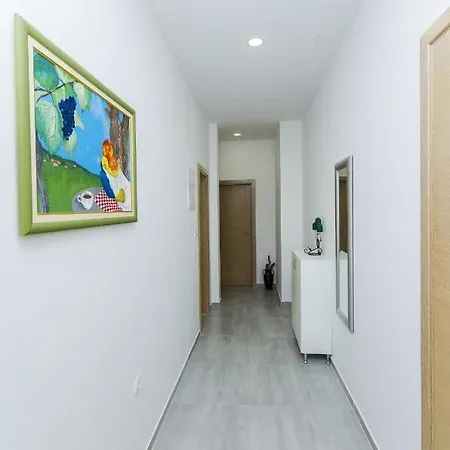 아파트 Family Friendly With A Swimming Pool - 14203