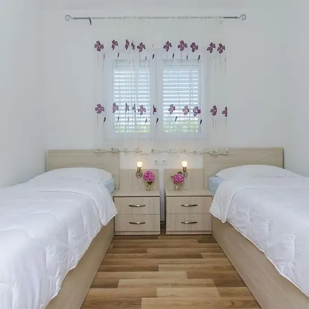 아파트 Family Friendly With A Swimming Pool - 14203 *