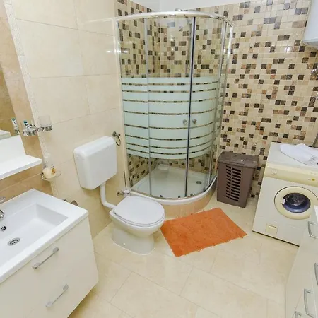 Family Friendly With A Swimming Pool - 14203