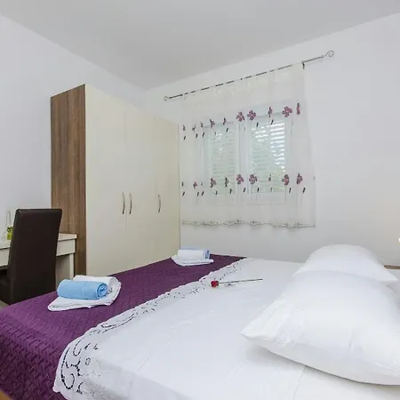 Апартаменты Family Friendly With A Swimming Pool - 14203