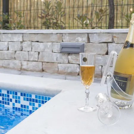 아파트 Family Friendly With A Swimming Pool - 14203 *