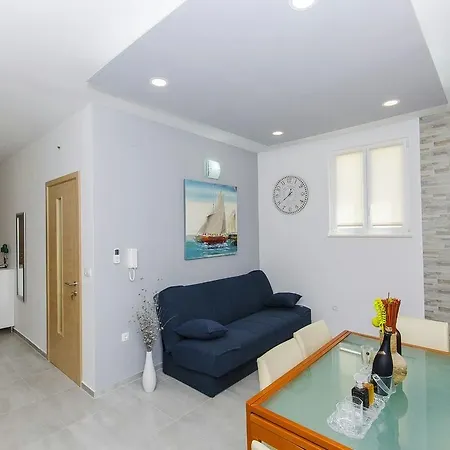 Family Friendly With A Swimming Pool - 14203 *